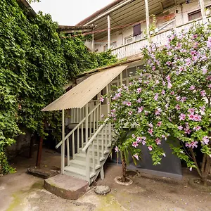 https://apartment-in-cozy-little-yard.alltbilisihotels.com